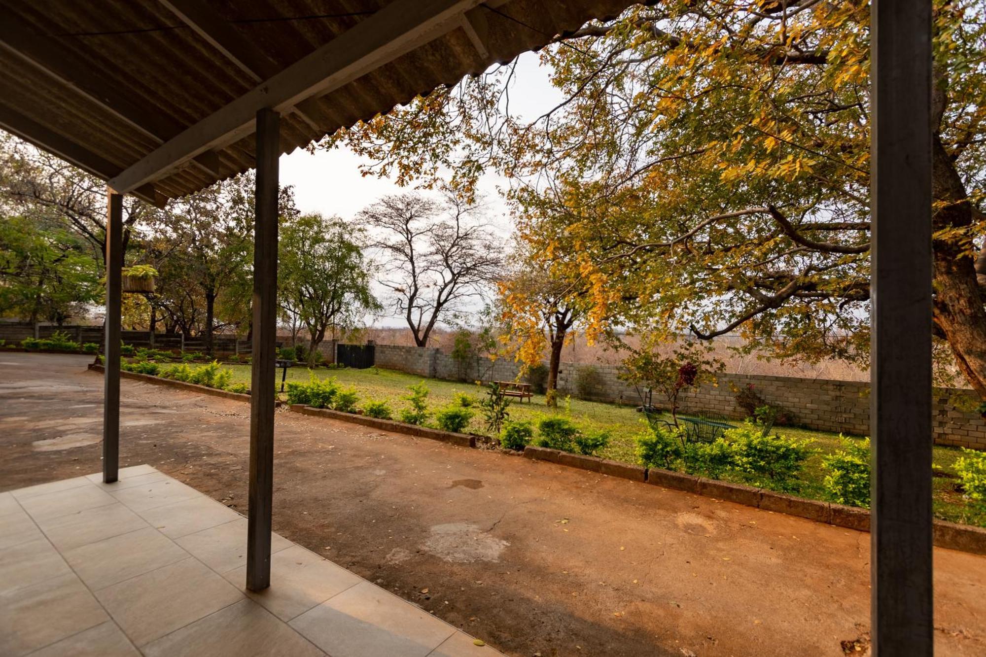 Wood Road Guest Lodge Victoria Falls Extérieur photo