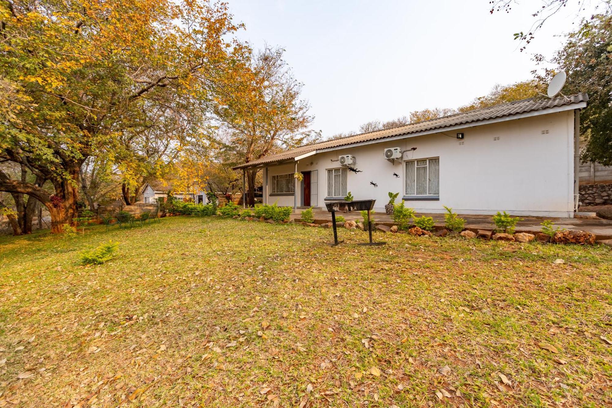 Wood Road Guest Lodge Victoria Falls Extérieur photo