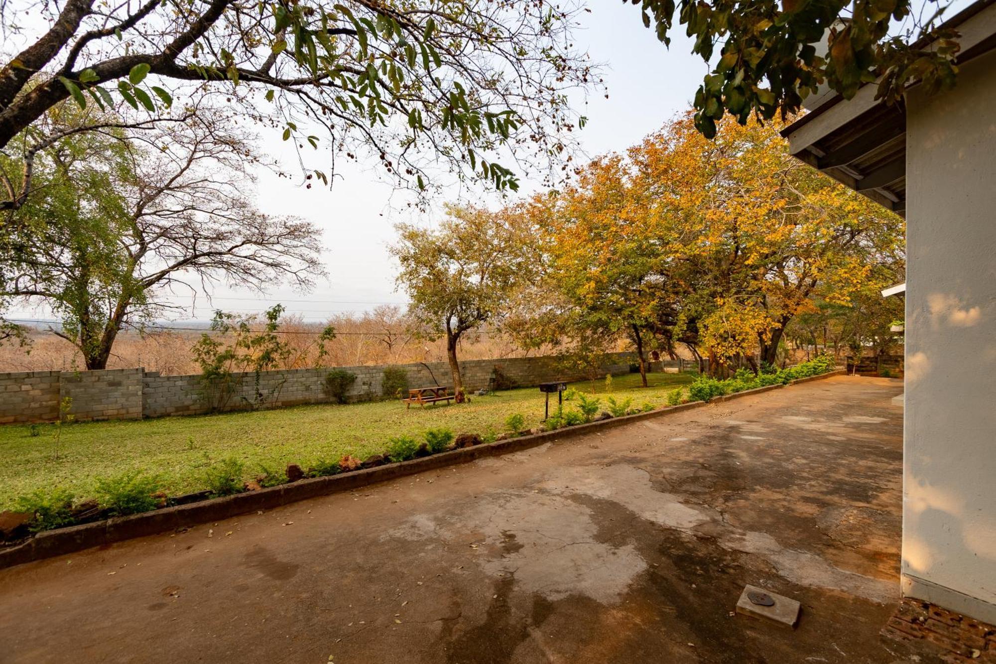 Wood Road Guest Lodge Victoria Falls Extérieur photo