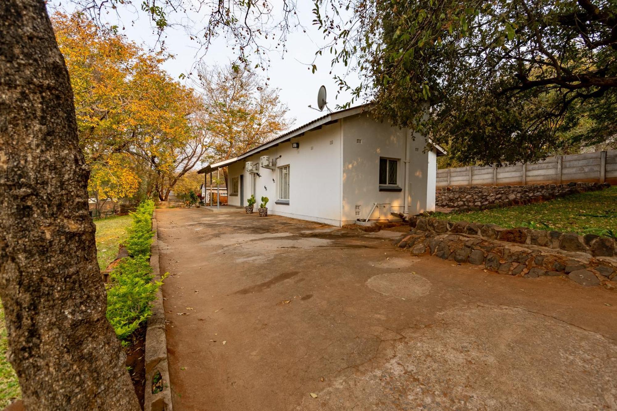 Wood Road Guest Lodge Victoria Falls Extérieur photo