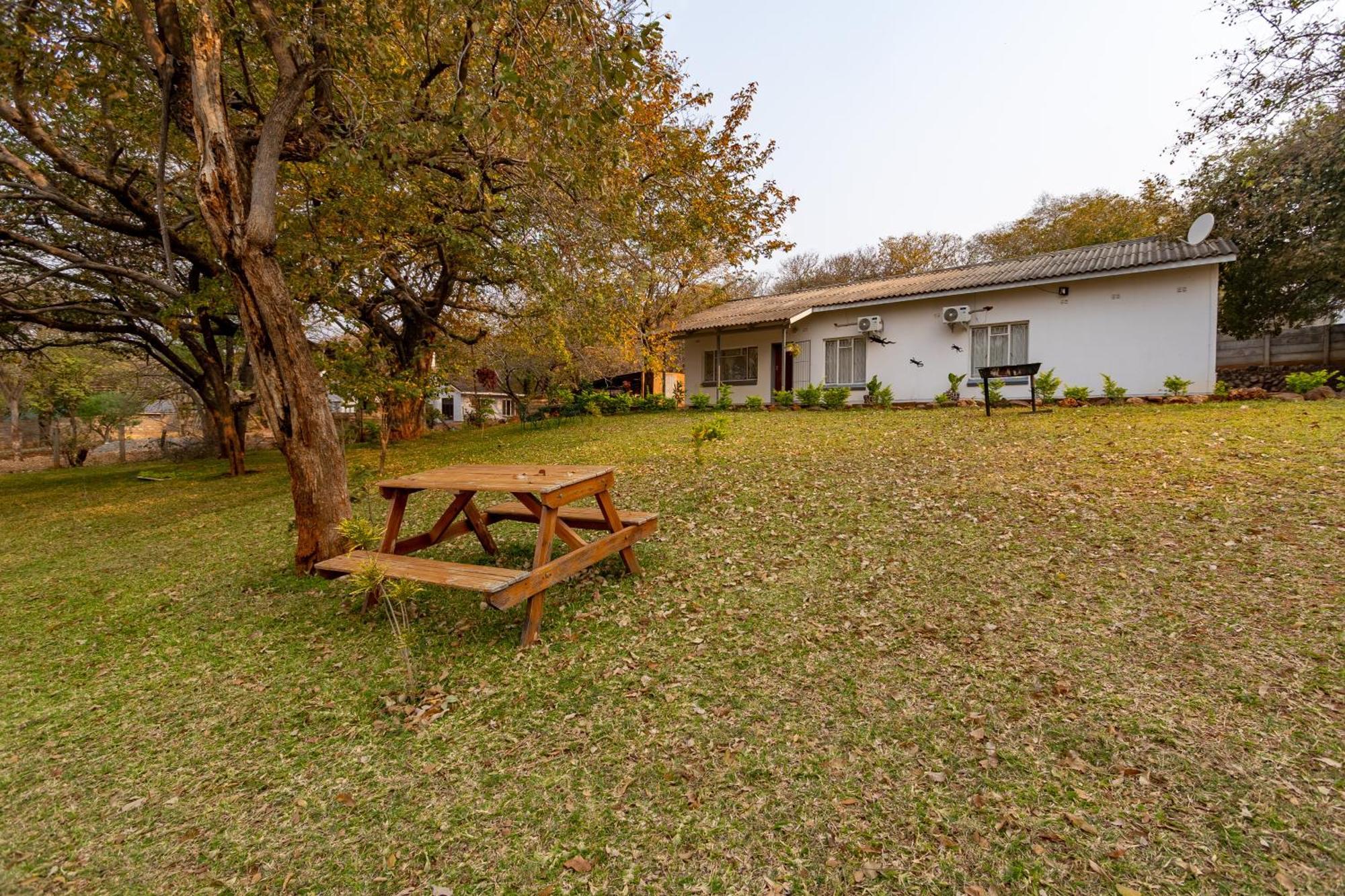 Wood Road Guest Lodge Victoria Falls Extérieur photo