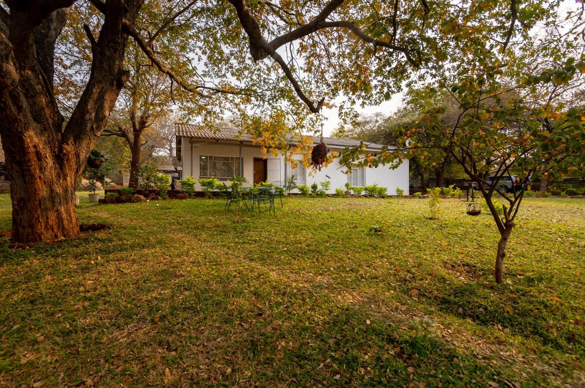 Wood Road Guest Lodge Victoria Falls Extérieur photo